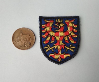 Menší vyšívaný moravský znak 4,5x5 cm, barevný, vyšívaný kovovou nití zlaté barvy
